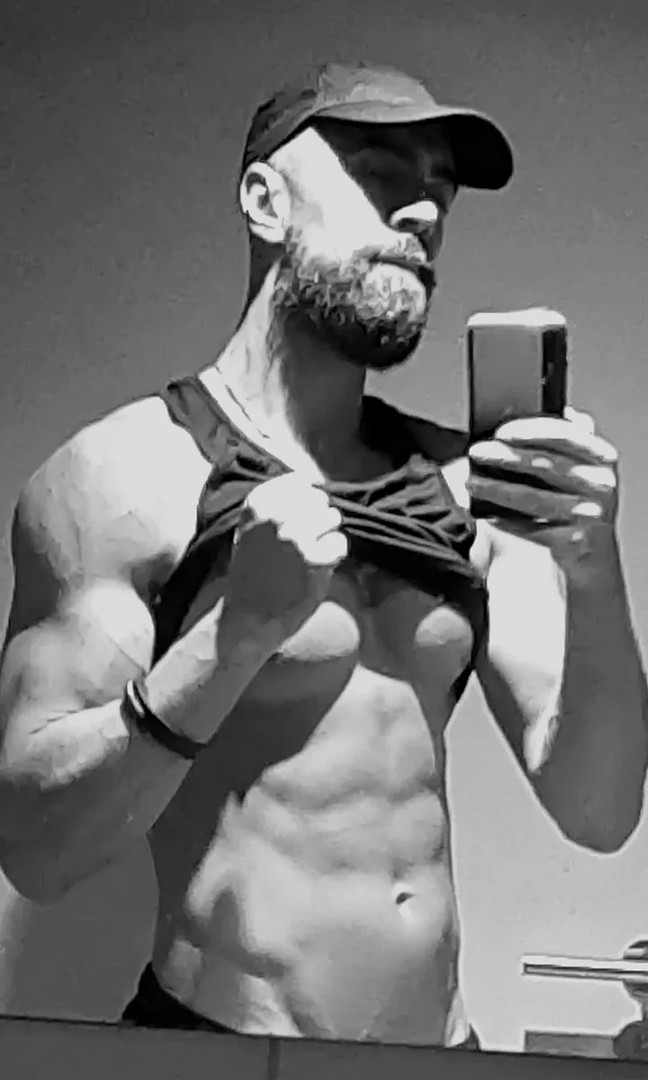 Augustine in 2020, about 82 kg: lean, visible abs and shoulders